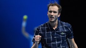 Medvedev derribó a Djokovic y aseguró un lugar en semifinales del Masters de Londres