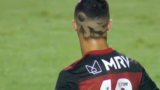 El llamativo corte de pelo que lució un compañero de Mauricio Isla en la Copa de Brasil