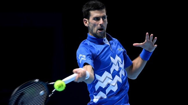 Novak Djokovic se impuso a Alexander Zverev y tomó el último boleto a semifinales en Londres