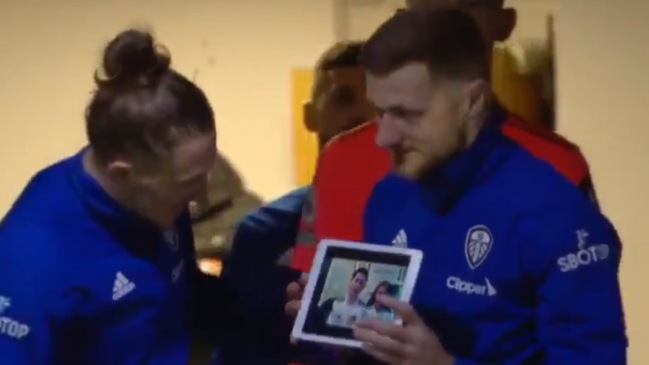 Jugadores de Leeds realizaron emotiva videollamada con un hincha que padece cáncer