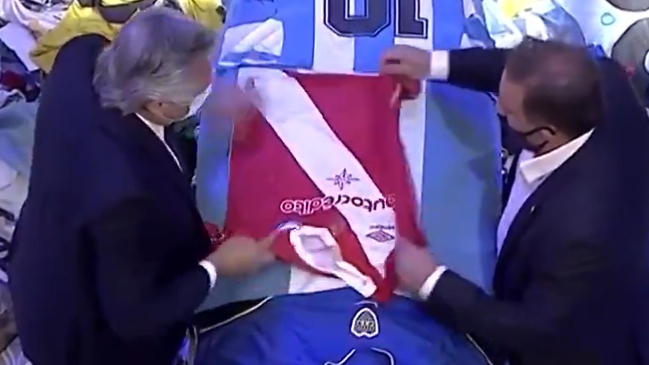 Alberto Fernández despidió a Maradona con una camiseta de Argentinos Juniors