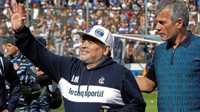 Presidente de Gimnasia y Esgrima acusa al entorno de Maradona: "No lo cuidaron, no tuvieron los huevos para decirle que no"