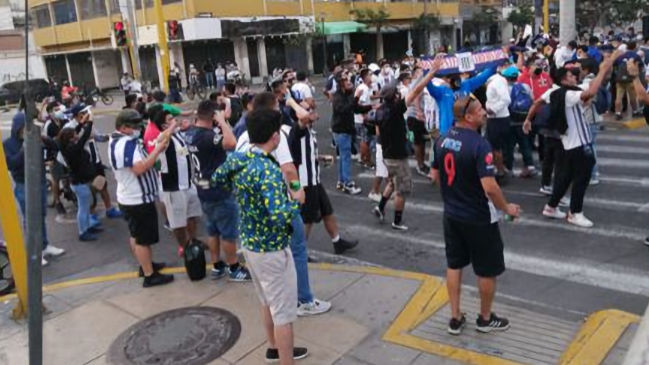 Hinchas de Alianza Lima protagonizaron disturbios en las calles tras el descenso del club