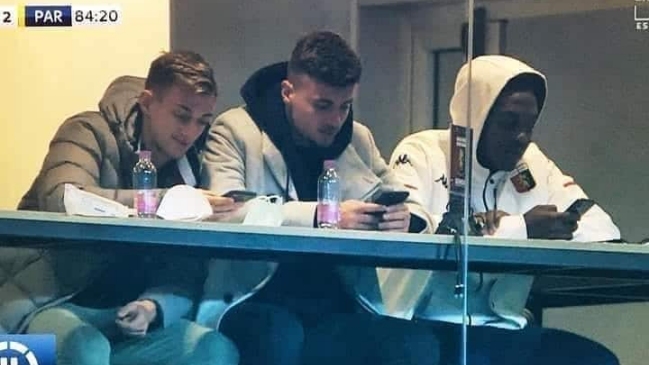 Jugadores de Genoa se viralizaron por mirar sus teléfonos durante derrota ante Parma