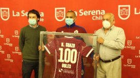 Municipalidad de La Serena homenajeó a Humberto Suazo con "Camiseta de los 100 goles"