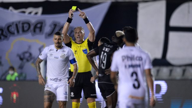 Terminó en escándalo: Santos avanzó en la Copa Libertadores pese a derrota, una pelea y un interminable VAR