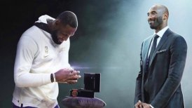 LeBron recordó a Kobe Bryant tras recibir anillo de campeón: Te quiero y echo de menos hermano