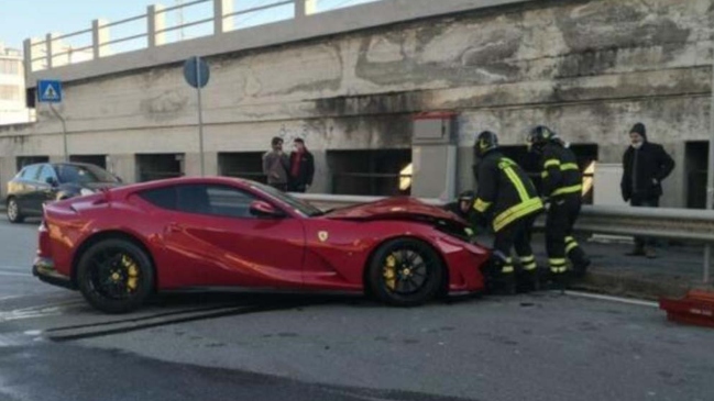 Insólito: Arquero italiano dejó su Ferrari para el lavado y se lo chocaron