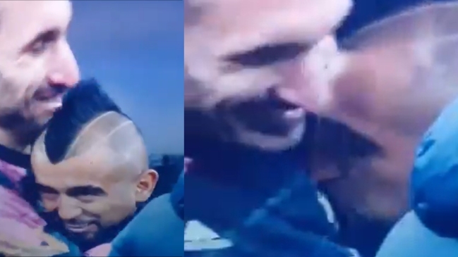 Arturo Vidal fue sorprendido besando el escudo de Juventus antes del partido con Inter