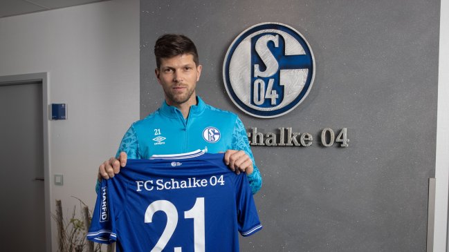 Schalke presentó al delantero Klaas-Jan Huntelaar en su lucha por evitar el descenso