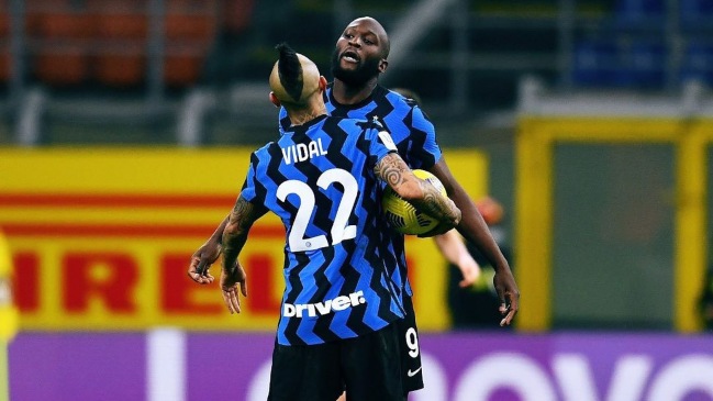Inter batió en los descuentos a AC Milan en un clásico lleno de emociones y avanzó en la Copa Italia