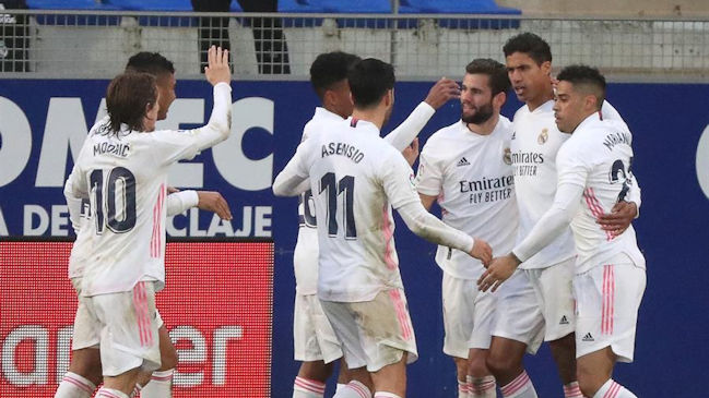 Real Madrid se mantuvo en la lucha por el título de la liga española con remontada sobre Huesca