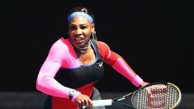 Serena Williams le ganó una batalla a Aryna Sabalenka y avanzó en Australia