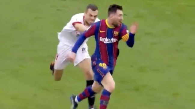 Hinchas criticaron a jugador de Sevilla por intentar un tackle contra Messi