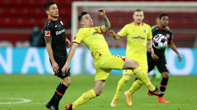 Bayer Leverkusen de Charles Aránguiz cayó con Friburgo y completó una semana aciaga