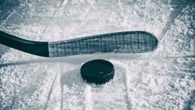 Jugador de hockey hielo murió al recibir un golpe con el disco en su cabeza