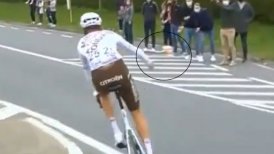 Ciclista fue descalificado por arrojar su botella de agua hacia el público