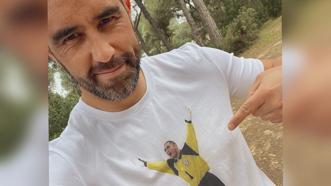 Claudio Bravo lució camiseta con Nelson Tapia: Feliz día internacional del portero
