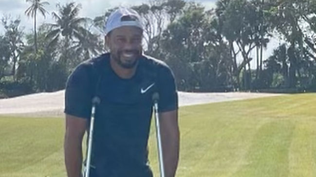 Tiger Woods publicó foto con muletas y sonriendo en su casa de Florida