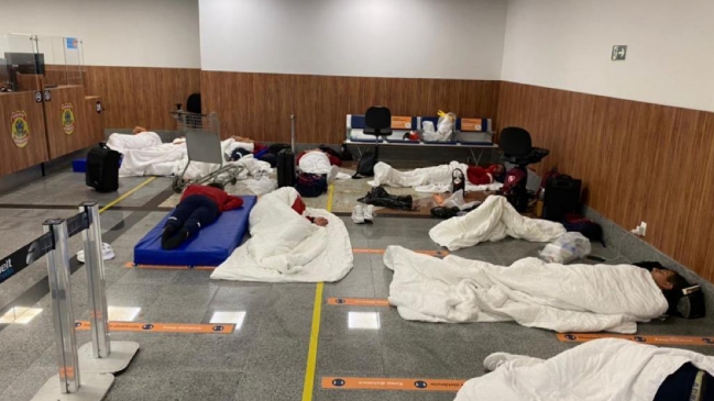 Jugadores de Independiente durmieron en el piso del aeropuerto antes del partido con Bahía