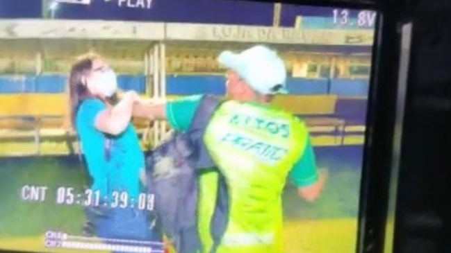 Periodista fue agredida tras grabar una confusa pelea en partido brasileño