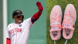 Bad Bunny regaló zapatillas a reconocido beisbolista puertorriqueño