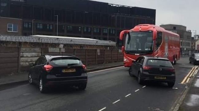 El bus de Liverpool fue bloqueado por hinchas de Manchester United