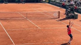 Cristian Garin presenció el victorioso debut de Federer en Roland Garros