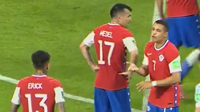 Alexis y Gary Medel tuvieron un diálogo antes del gol del empate ante Argentina