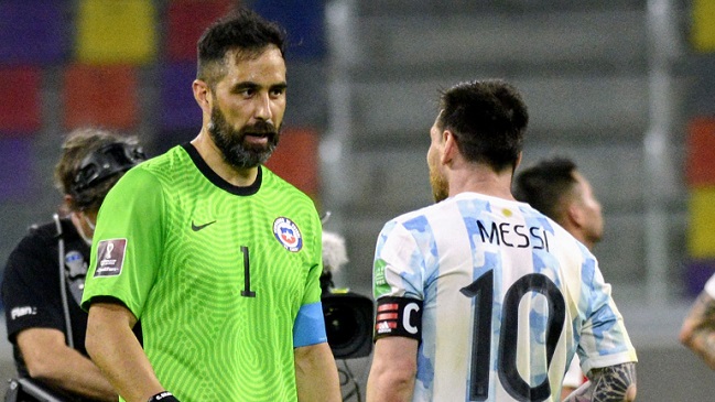 Claudio Bravo expresó su "respeto y admiración" a Lionel Messi