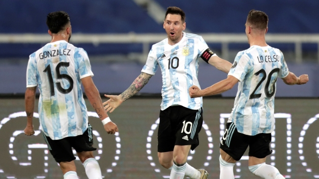 La tercera fue la vencida: Lionel Messi anotó un golazo de tiro libre ante Chile