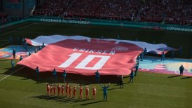 Jugadores e hinchadas se unieron en sentido homenaje a Eriksen en el Dinamarca-Bélgica
