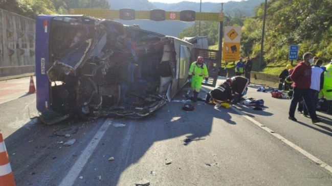Dos personas murieron en accidente del autobús de un equipo brasileño