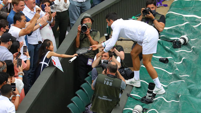 Novak Djokovic regaló su raqueta a una pequeña fanática tras la final de Wimbledon