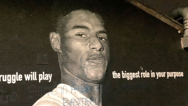 Mural de Marcus Rashford fue vandalizado con frases racistas