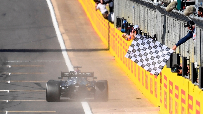Lewis Hamilton se hizo fuerte tras el retiro de Verstappen y ganó el GP de Gran Bretaña