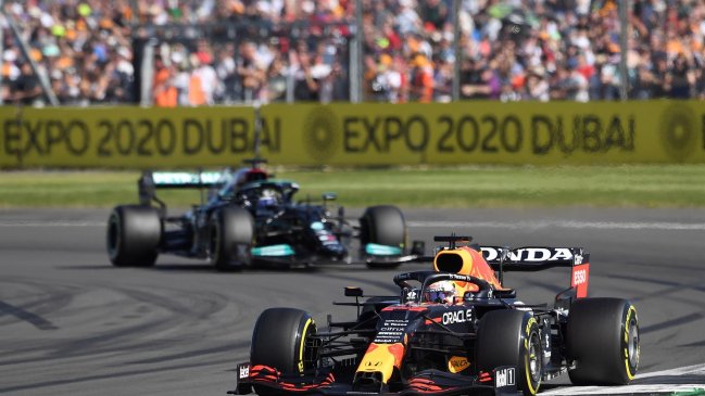 Max Verstappen se despidió del GP de Gran Bretaña tras choque con Hamilton