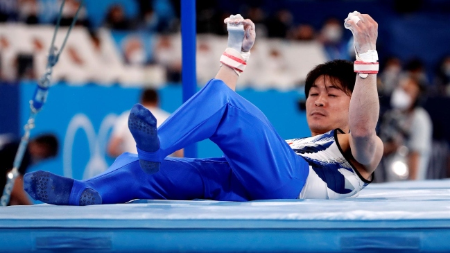 Doble campeón olímpico se cayó de la barra y quedó fuera de la final en Tokio 2020