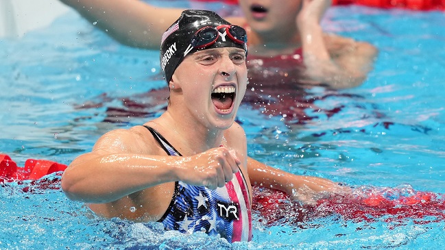 Katie Ledecky celebró en los 1.500 metros libres de natación y logró su primer oro en Tokio