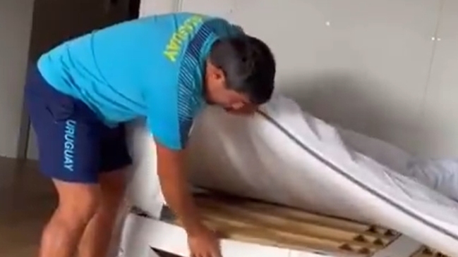 Entrenador uruguayo probó cama "anti sexo" de la Villa Olímpica con resultado inesperado