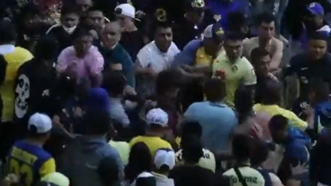 Hinchas de América pelearon en plena galería durante un partido