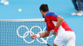 Tiró una raqueta a las gradas y destrozó otra: El descontrol de Djokovic al perder el bronce en Tokio