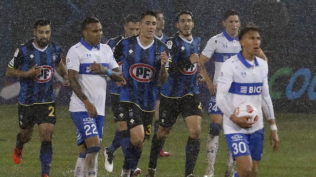 U. Católica cayó ante Huachipato en lluviosa jornada en Talcahuano y se alejó del liderato