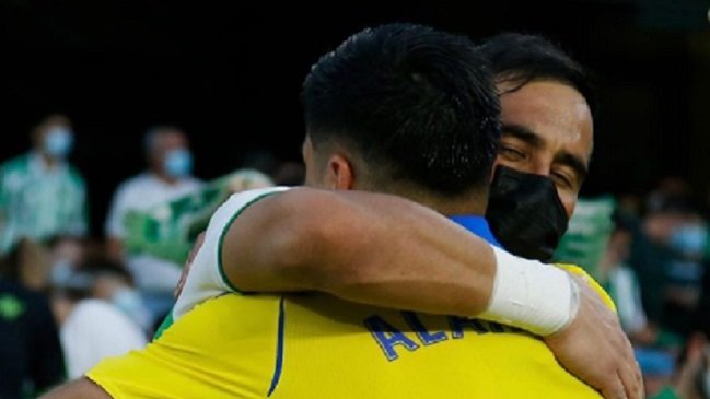 ¡Abrazo de chilenos! Tomás Alarcón y Claudio Bravo se encontraron en la liga española
