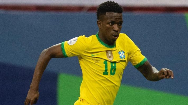 Tite sumó nueve jugadores a la nómina de Brasil ante duelo con la Roja