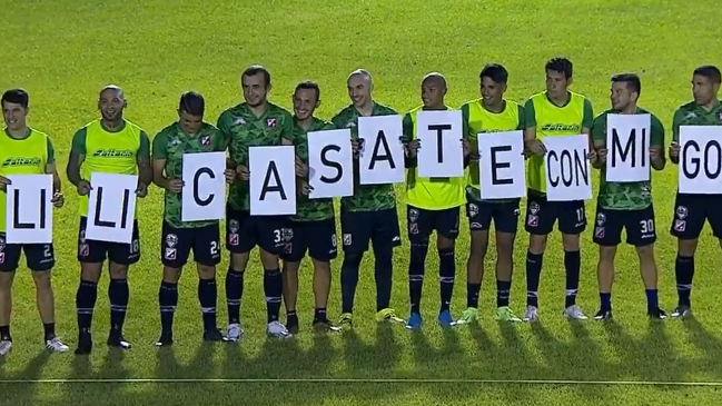 Celso Ayala fue ayudado por sus jugadores a pedir matrimonio a su pareja