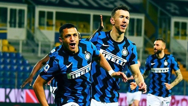 Medio italiano apuntó interés de Inter en enviar a Alexis a Juventus a cambio de Aaron Ramsey