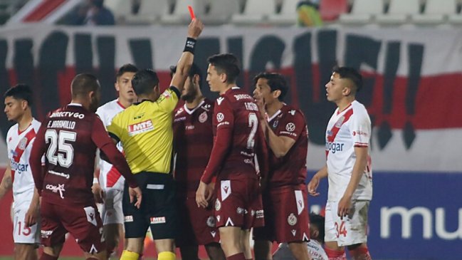 ¡Duró tres minutos en cancha! Matías Fernández vio la roja ante Curicó por brutal planchazo