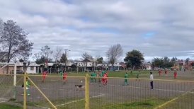Perro irrumpió en la cancha y anotó un gol en partido del fútbol amateur en Chillán