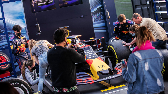 Fanáticos de la Fórmula 1 pueden simular cambio de neumáticos Red Bull Racing en Mall Sport